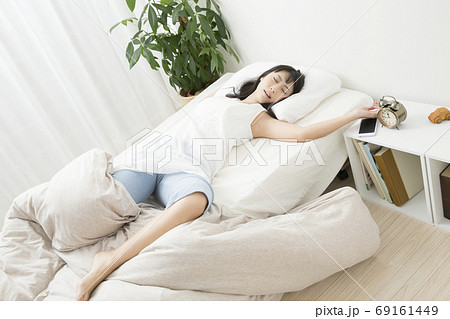 寝相の悪い女性 寝相の悪い女性 69161449