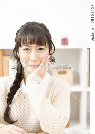 頬杖をつく女性 69161457