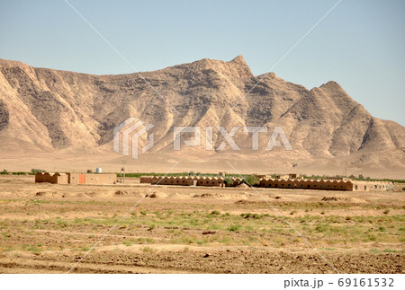 シルクロード イラン ラザビー・ホラサーン州の集落 ドーム型の民家とカナート シルクロード イラン ラザビー・ホラサーン州の集落 ドーム型の民家とカナート 69161532