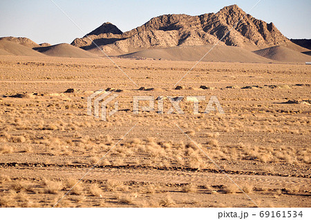 シルクロード イラン高原 東部 ルート砂漠の山麓に掘削されたカナートの写真素材