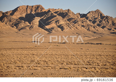 シルクロード イラン高原 東部 ルート砂漠の山麓に掘削されたカナートの写真素材