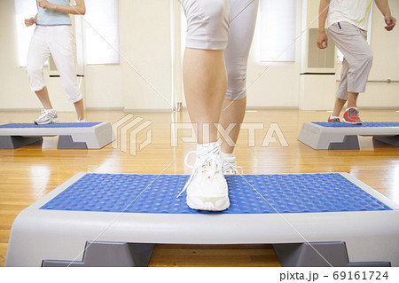 ステップ運動をする男女 69161724