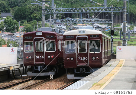 能勢電鉄 山下駅で並ぶ電車の写真素材