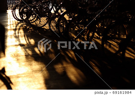 夕暮れの自転車の影 夕暮れの自転車の影 69161984