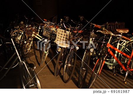 夕陽に当たる自転車 69161987