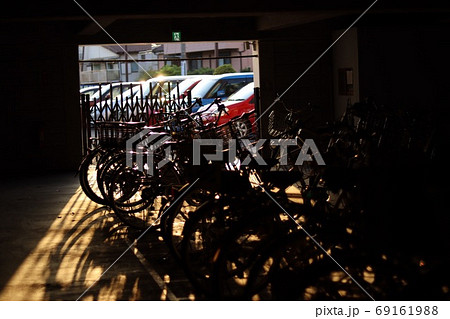 夕陽に当たる自転車 69161988