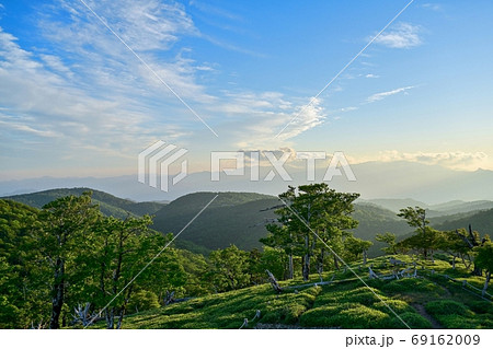 日出ヶ岳山頂から見た西日に染まる大台ヶ原の情景＠奈良 69162009