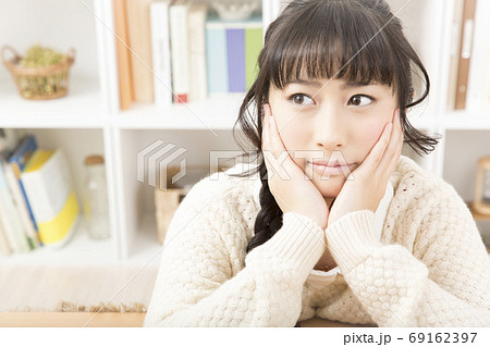 頬杖をつく女性 頬杖をつく女性 69162397