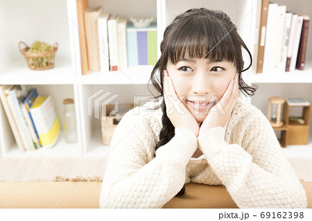 頬杖をつく女性 69162398