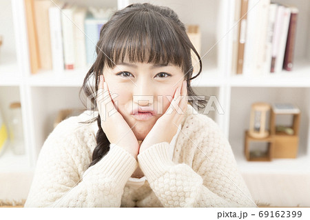 頬杖をつく女性 69162399