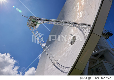 夏の野辺山宇宙電波観測所 45m電波望遠鏡のアップ 長野県 南牧村 69162752