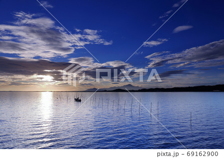 島根県松江市の中海、山々からの日の出 島根県松江市の中海、山々からの日の出 69162900