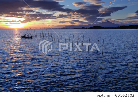 島根県松江市の中海、山々からの日の出 69162902