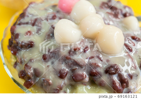 eating red bean shaved ice 69163121