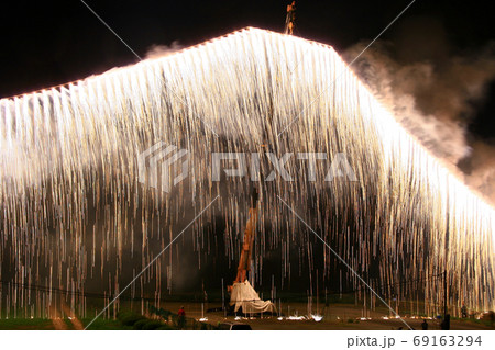 仕掛け花火。ナイアガラ富士。常総きぬ川花火大会。 69163294