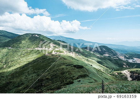 毛無峠の風景(破風岳から毛無峠・小串硫黄鉱山跡を望む) 毛無峠の風景(破風岳から毛無峠・小串硫黄鉱山跡を望む) 69163359