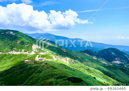 毛無峠の風景(破風岳から毛無峠を望む) 毛無峠の風景(破風岳から毛無峠を望む) 69163460