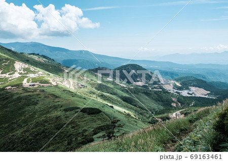 毛無峠の風景(破風岳から毛無峠・小串硫黄鉱山跡を望む) 毛無峠の風景(破風岳から毛無峠・小串硫黄鉱山跡を望む) 69163461