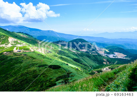 毛無峠の風景（破風岳から毛無峠・小串硫黄鉱山跡を望む） 69163463