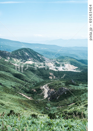 毛無峠の風景（破風岳から小串硫黄鉱山跡を望む） 69163464
