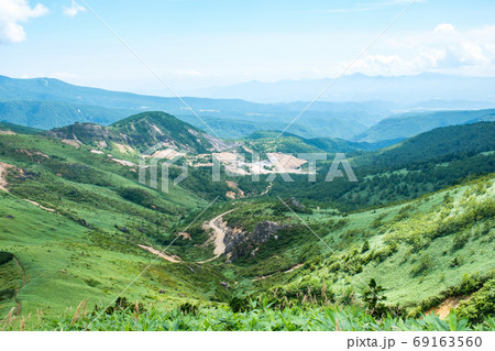 毛無峠の風景（破風岳から小串硫黄鉱山跡を望む） 69163560