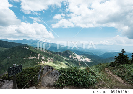 毛無峠の風景(破風岳から毛無峠・小串硫黄鉱山跡を望む) 毛無峠の風景(破風岳から毛無峠・小串硫黄鉱山跡を望む) 69163562