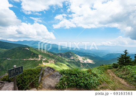 毛無峠の風景（破風岳から毛無峠・小串硫黄鉱山跡を望む） 69163563