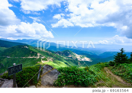 毛無峠の風景（破風岳から毛無峠・小串硫黄鉱山跡を望む） 69163564
