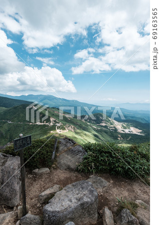 毛無峠の風景(破風岳から毛無峠・小串硫黄鉱山跡を望む) 毛無峠の風景(破風岳から毛無峠・小串硫黄鉱山跡を望む) 69163565