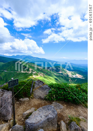 毛無峠の風景（破風岳から毛無峠・小串硫黄鉱山跡を望む） 69163567