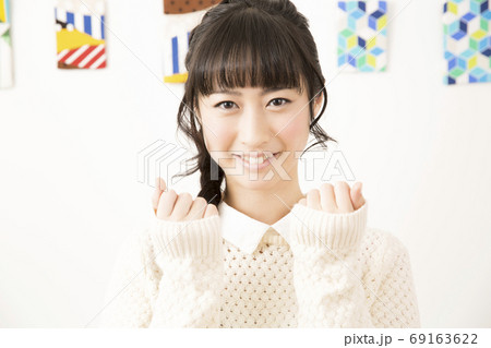 ガッツポーズする女性 69163622
