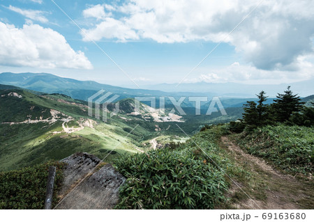 毛無峠の風景（破風岳から毛無峠・小串硫黄鉱山跡を望む） 69163680