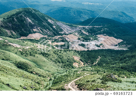 毛無峠の風景(破風岳から小串硫黄鉱山跡を望む) 毛無峠の風景(破風岳から小串硫黄鉱山跡を望む) 69163723