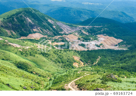 毛無峠の風景(破風岳から小串硫黄鉱山跡を望む) 毛無峠の風景(破風岳から小串硫黄鉱山跡を望む) 69163724