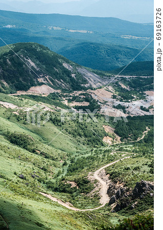 毛無峠の風景（破風岳から小串硫黄鉱山跡を望む） 69163726