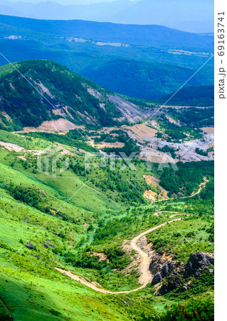 毛無峠の風景（破風岳から小串硫黄鉱山跡を望む） 69163741