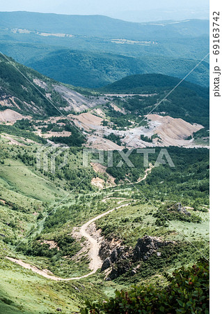 毛無峠の風景(破風岳から小串硫黄鉱山跡を望む) 毛無峠の風景(破風岳から小串硫黄鉱山跡を望む) 69163742