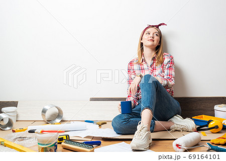 Smiling girl relaxing with coffee at home 69164101