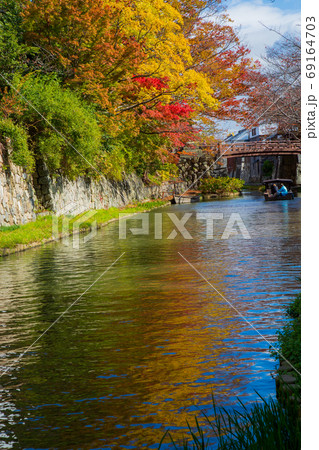 滋賀県近江八幡市　八丁堀の紅葉 69164703