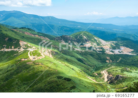 毛無峠の風景(破風岳から毛無峠・小串硫黄鉱山跡を望む) 毛無峠の風景(破風岳から毛無峠・小串硫黄鉱山跡を望む) 69165277