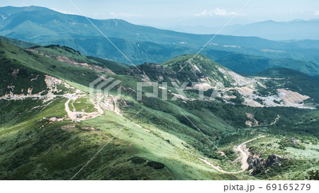 毛無峠の風景(破風岳から毛無峠・小串硫黄鉱山跡を望む) 毛無峠の風景(破風岳から毛無峠・小串硫黄鉱山跡を望む) 69165279