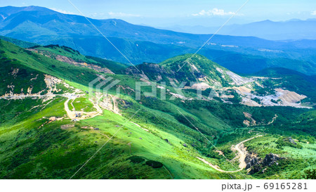 毛無峠の風景(破風岳から毛無峠・小串硫黄鉱山跡を望む) 毛無峠の風景(破風岳から毛無峠・小串硫黄鉱山跡を望む) 69165281