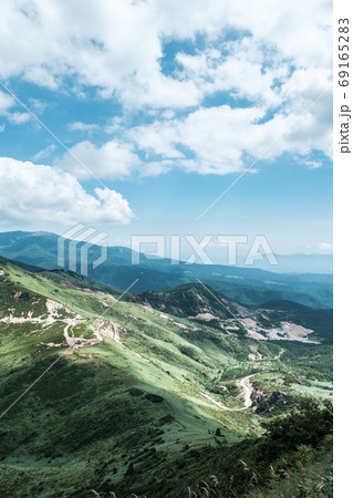 毛無峠の風景(破風岳から毛無峠・小串硫黄鉱山跡を望む) 毛無峠の風景(破風岳から毛無峠・小串硫黄鉱山跡を望む) 69165283