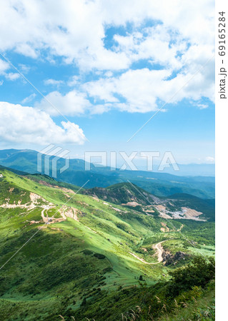 毛無峠の風景（破風岳から毛無峠・小串硫黄鉱山跡を望む） 69165284