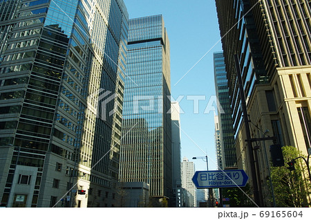 東京二重橋駅前付近(馬場先門)の日比谷通りから見た高層ビル 69165604