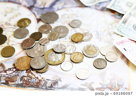 アンティーク世界地図と世界の通貨　紙幣とコイン 69166097
