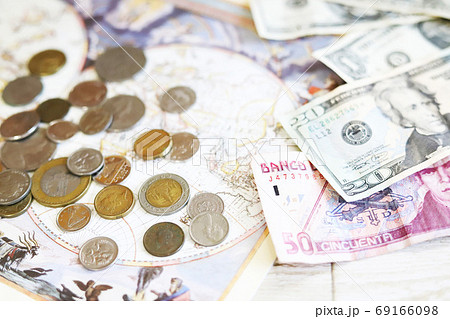 アンティーク世界地図と世界の通貨　紙幣とコイン 69166098