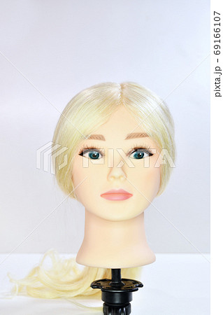 ヘアスタイル練習用のマネキン 69166107