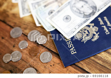 アメリカのパスポートとアメリカの紙幣とコイン　旅行イメージ 69166118