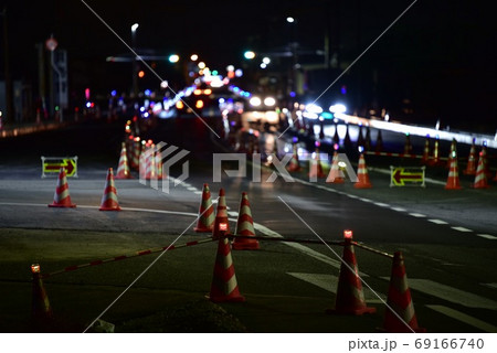 夜の道路 工事中の写真素材